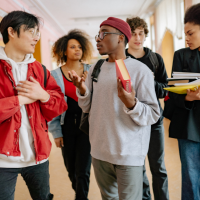 Etudiants dans les couloirs d'un établissement