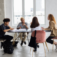 Etudiants autour d'une table