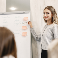 Professeur pointant des informations sur un tableau